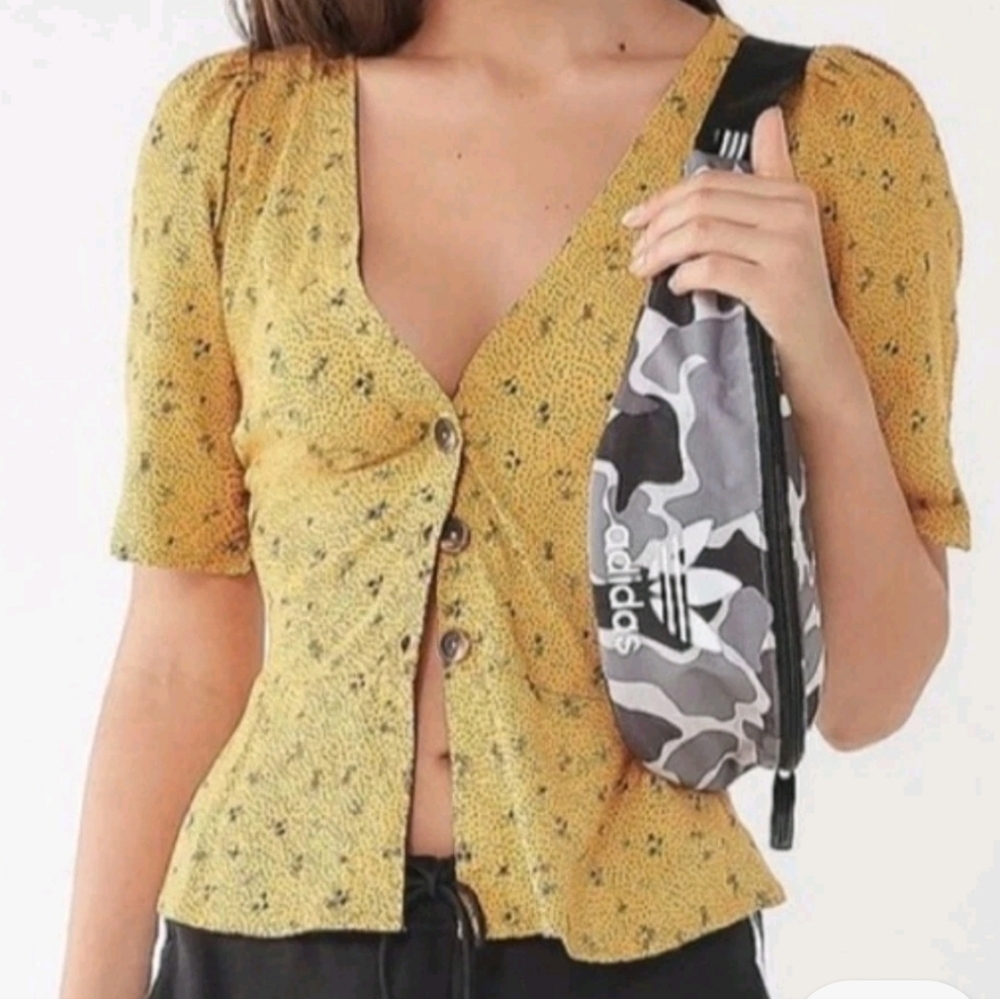 Urban Outfitters Yellow Button-Down Floral Knit Top 💛🧡